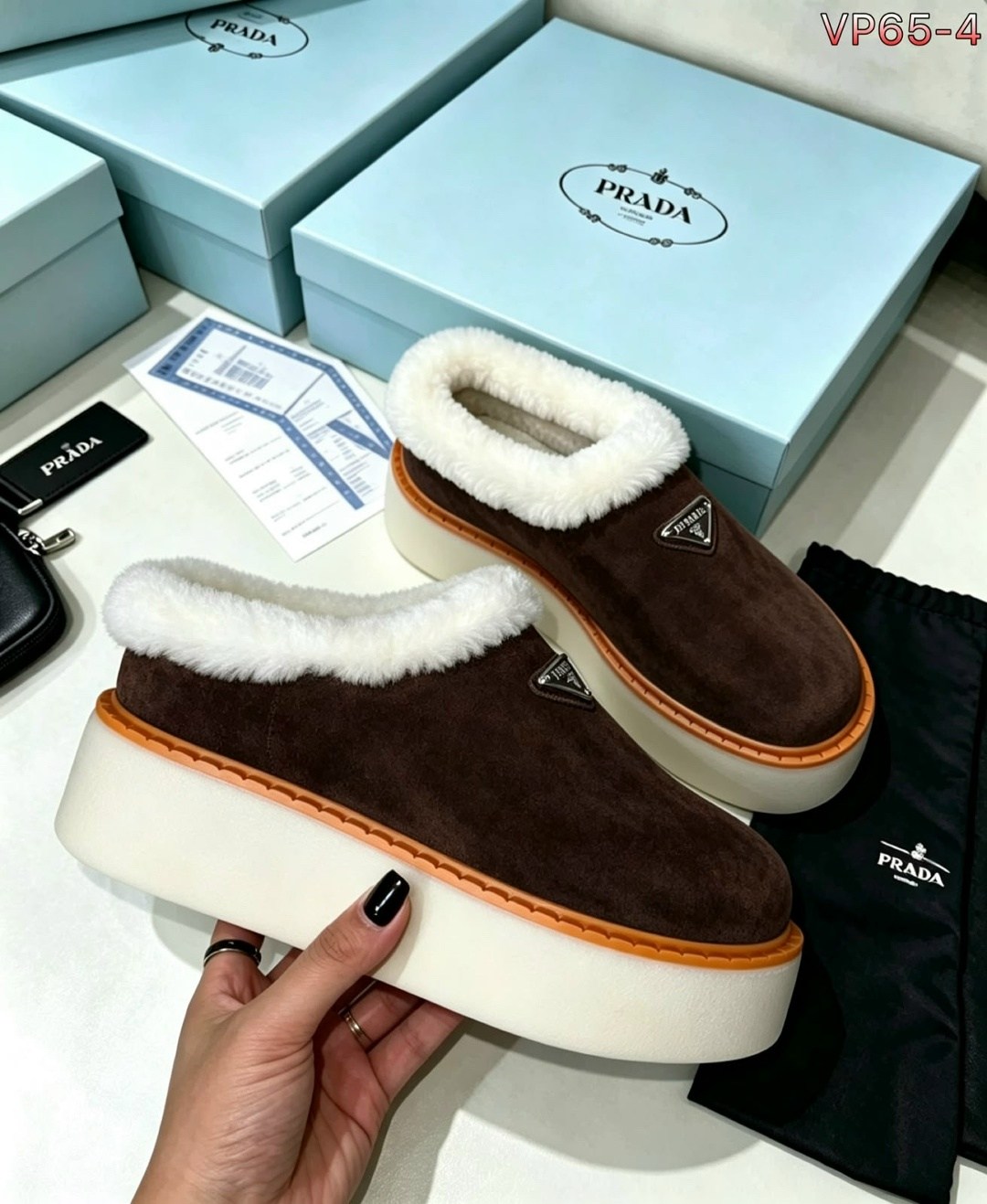 ,лоферы prada,угги женские,женские зимние ботинки prada,коричневые замшевые ботинки с мехом prada
