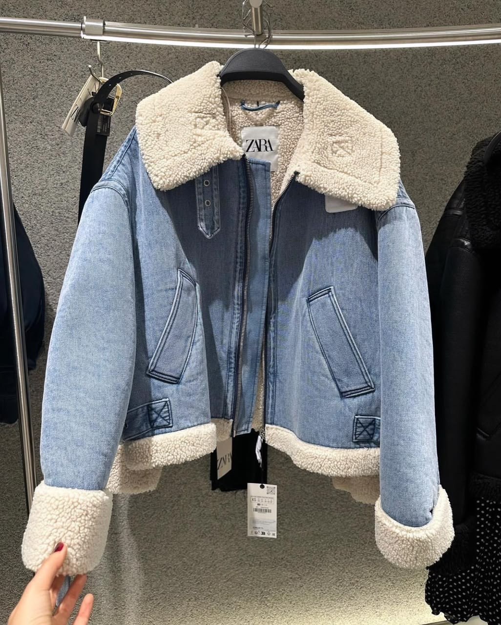 утепленная джинсовая куртка zara,куртка джинсовая,джинсовая куртка с искусственной овчиной zara,джинсовая куртка авиатор zara шерпа оверсайз,утепленная джинсовая куртка
