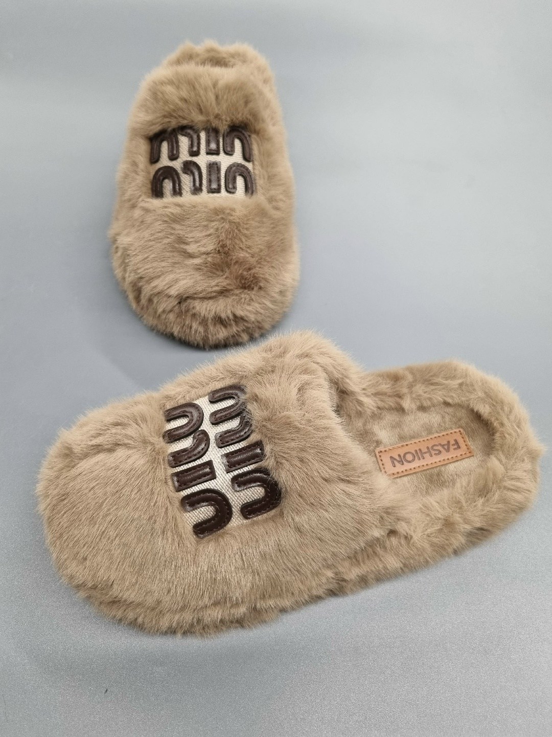 ,тапочки женские,miu miu тапочки,женские меховые шлепанцы miu miu белые,шлепанцы miu miu с мехом