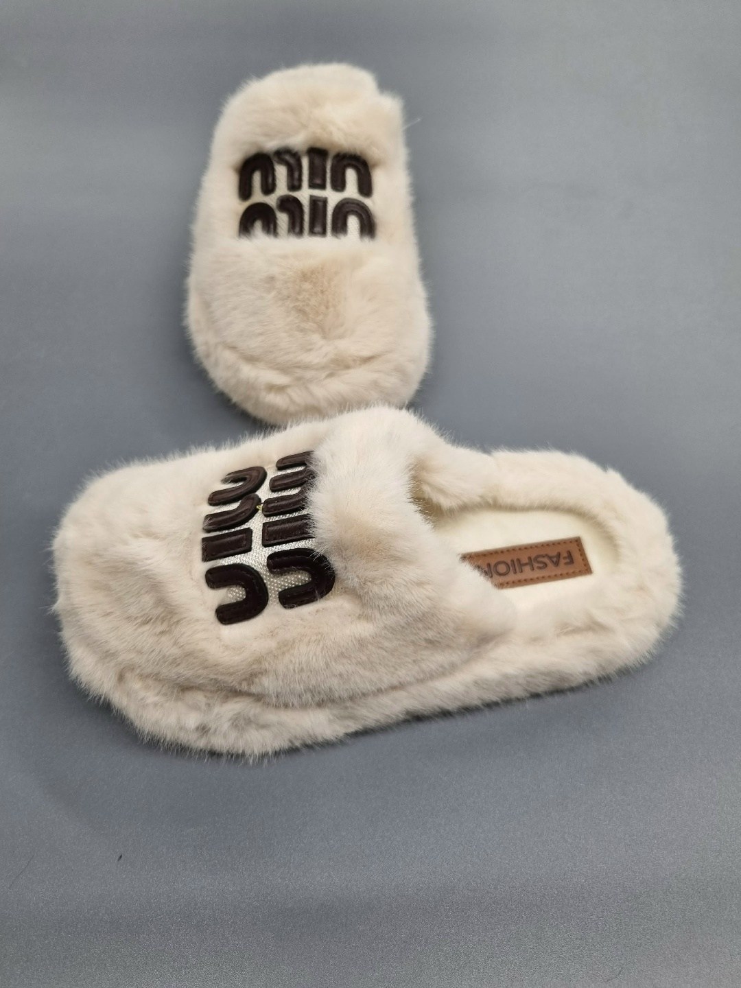 ,тапочки женские,miu miu тапочки,женские меховые шлепанцы miu miu белые,шлепанцы miu miu с мехом
