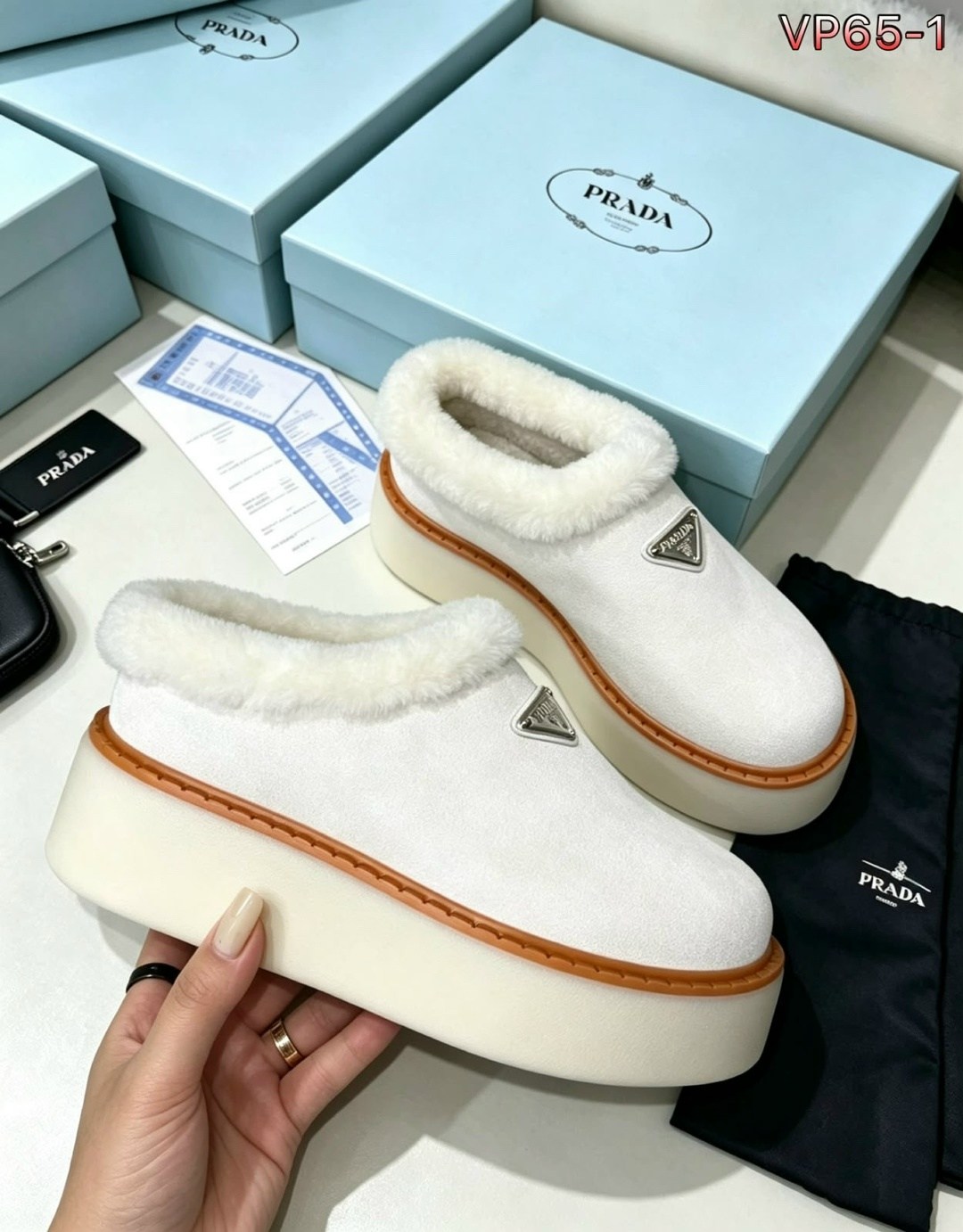 ,лоферы prada,угги женские,женские зимние ботинки prada,коричневые замшевые ботинки с мехом prada