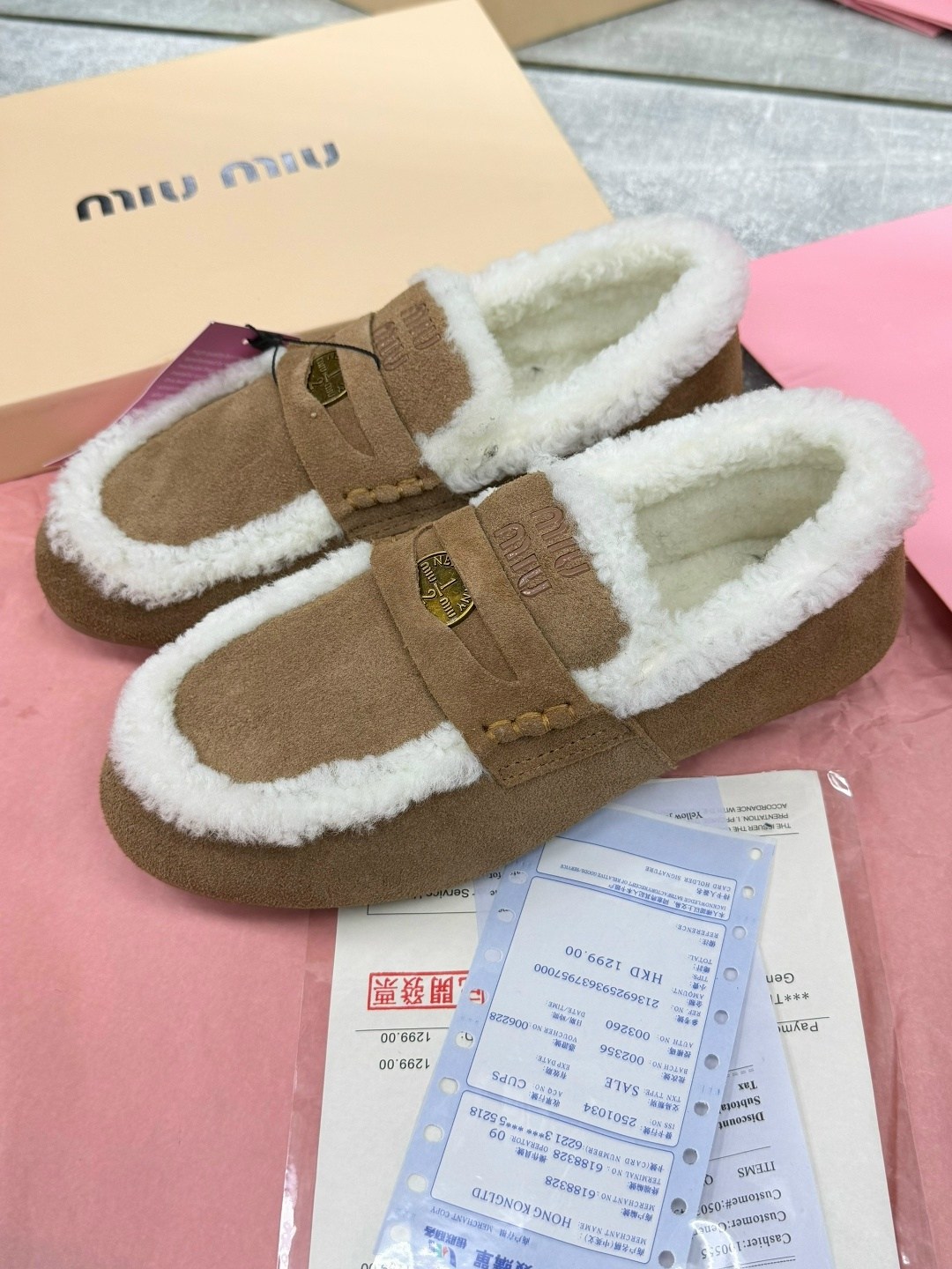 зимние замшевые женские лоферы miu miu,зимние мокасины miu miu с меховой отделкой,меховые мокасины miu miu,лоферы с мехам,макасины miu miu зимние на меху