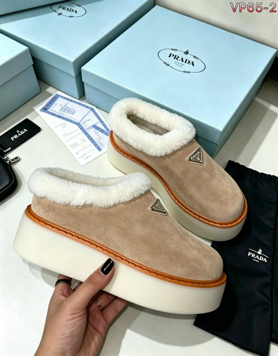 ,лоферы prada,угги женские,женские зимние ботинки prada,коричневые замшевые ботинки с мехом prada