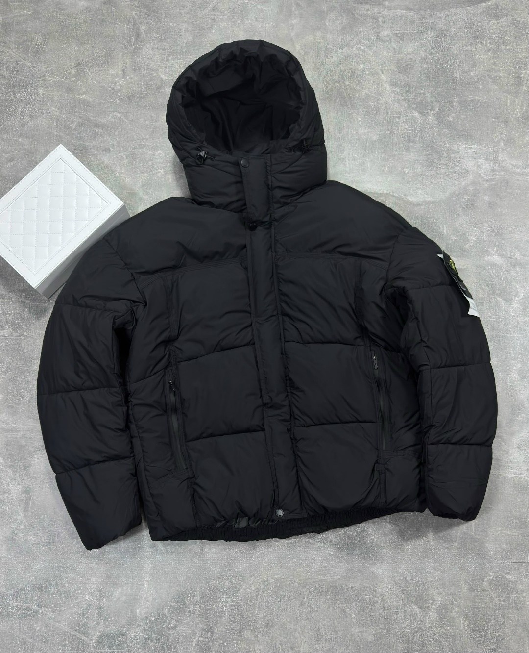 зимняя куртка stone island,пуховик stone island,зимняя куртка пуховик stone island стон айленд,удлиненный пуховик stone island зимний с патчем,зимняя куртка stone island черная