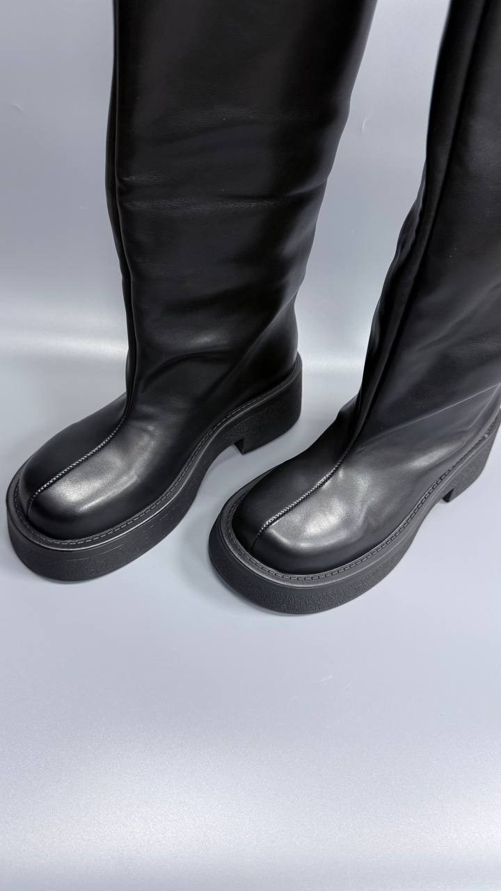 ,сапоги модные,кожаные сапоги,черные сапоги,кожаные сапоги до колена lug bottega veneta черный