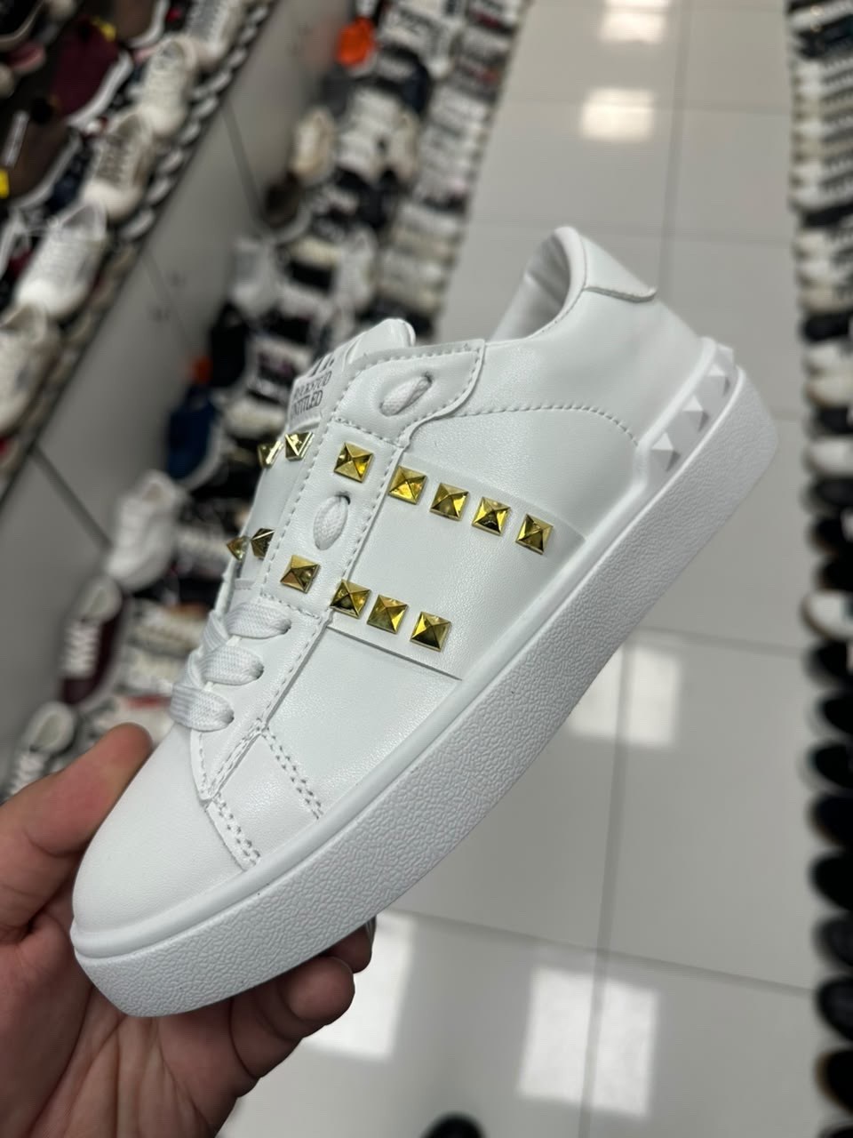 ,кроссовки valentino,кеды валентино женские,женские низкие кеды rockstud untitled valentino garavani,кроссовки модные