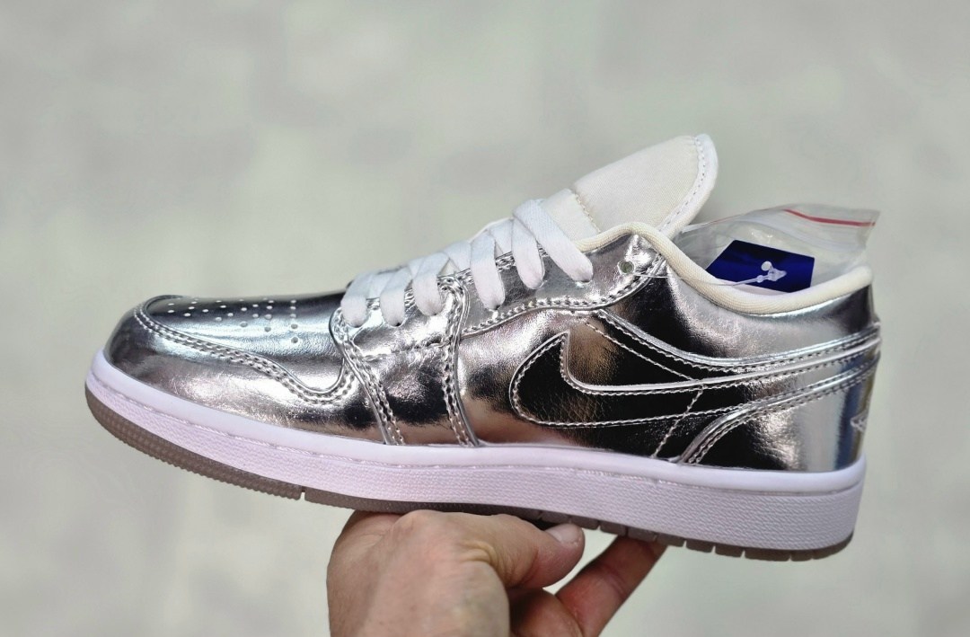 nike air jordan 1 low se,wmns air jordan 1 low se "metallic silver",air jordan 1 low se wmns metallic silver fn5030-001,женские кроссовки air jordan 1 low se,nike air jordan 1