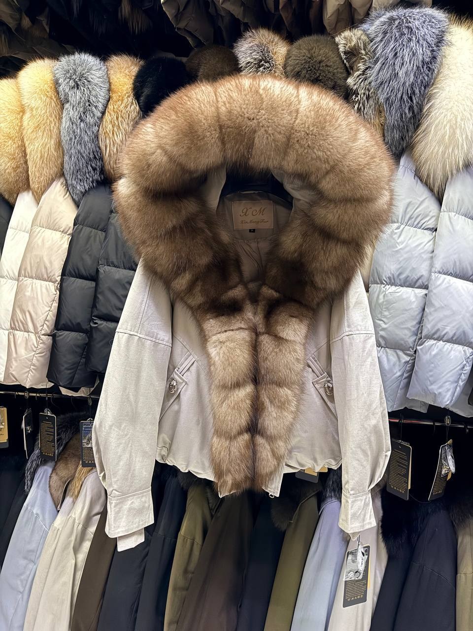 женская парка на натуральном меху,женская парка на натуральном меху укороченная куртка с лисьим мехом,парка с натуральным мехом,женский пуховик с натуральным мехом,женская зимняя куртка с натуральным