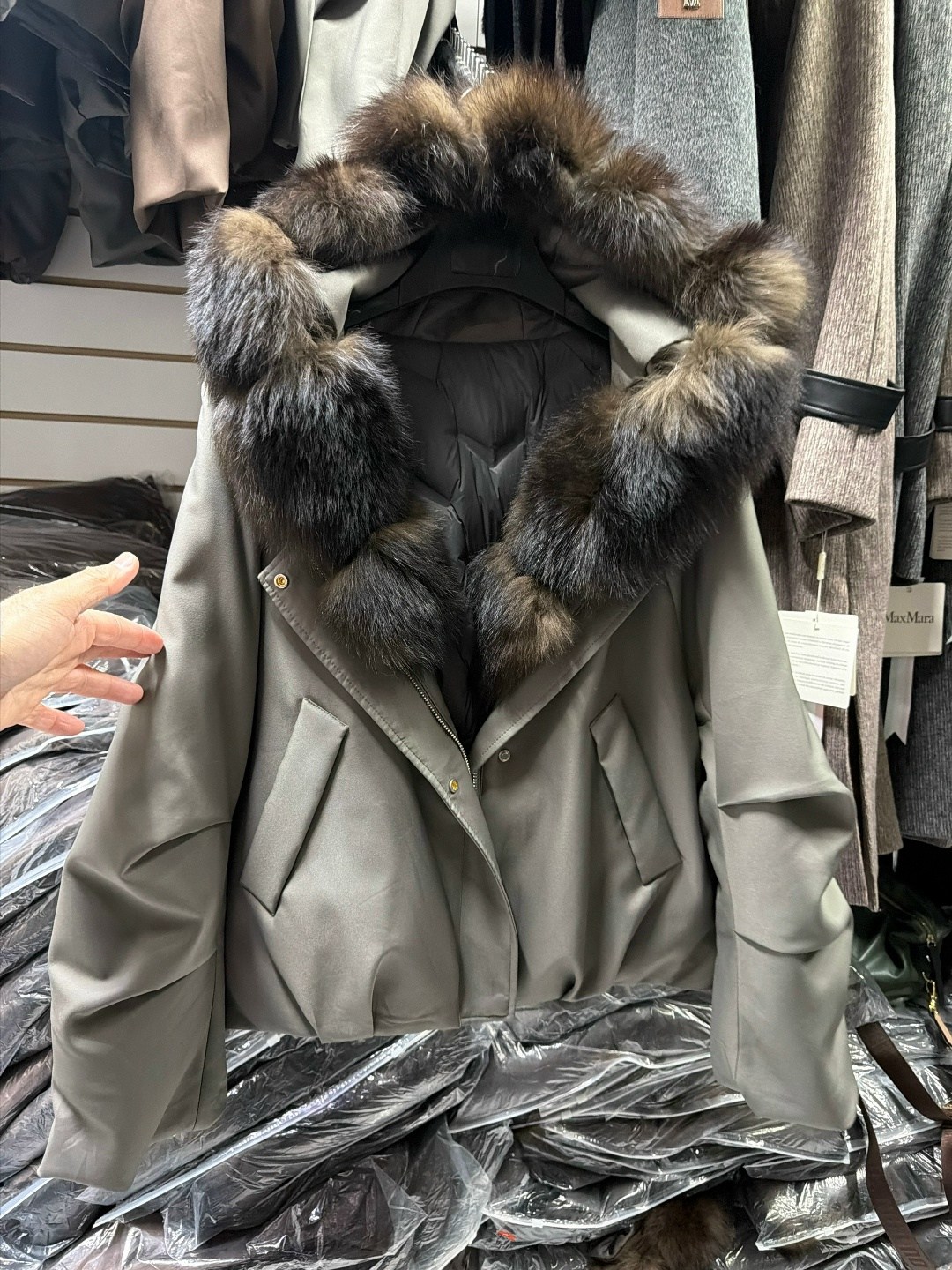 женская парка на натуральном меху,женская парка с мехом,парка с мехом,пуховики с натуральным мехом,женская парка на натуральном меху укороченная куртка с лисьим мехом