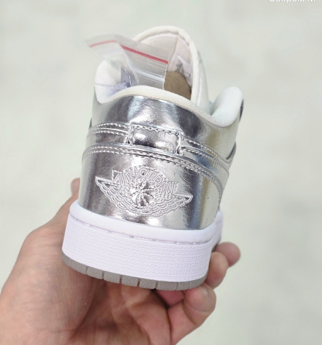 nike air jordan 1 low se,wmns air jordan 1 low se "metallic silver",air jordan 1 low se wmns metallic silver fn5030-001,женские кроссовки air jordan 1 low se,nike air jordan 1