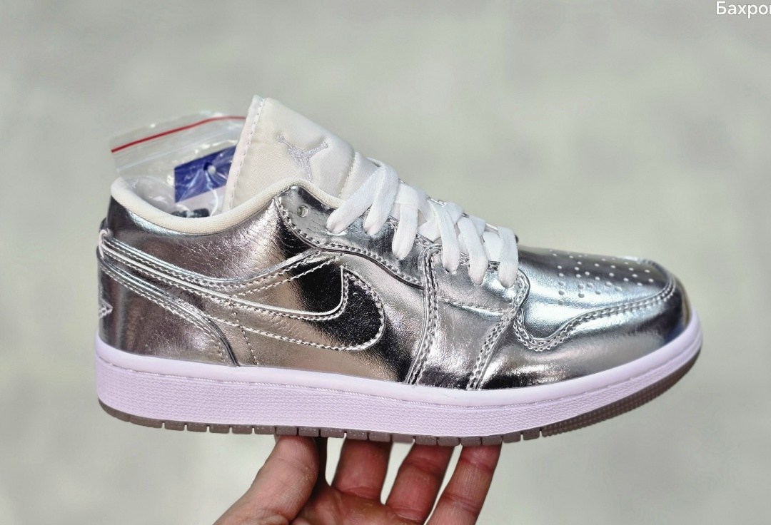 nike air jordan 1 low se,wmns air jordan 1 low se "metallic silver",air jordan 1 low se wmns metallic silver fn5030-001,женские кроссовки air jordan 1 low se,nike air jordan 1