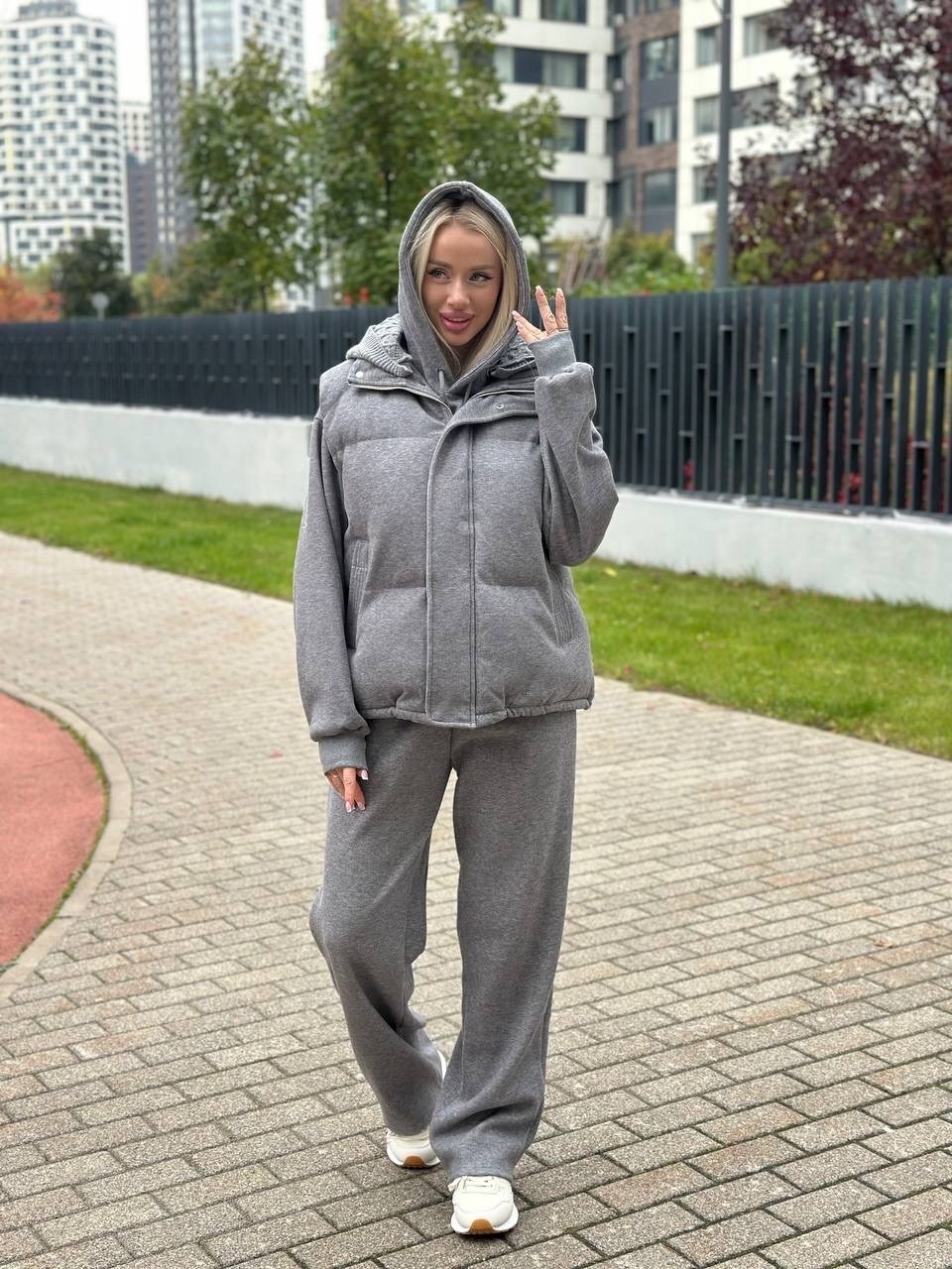костюм тройка с курткой,костюм на флисе,куртка модная,женский серый костюм тройка miu miu,костюм тройка женский