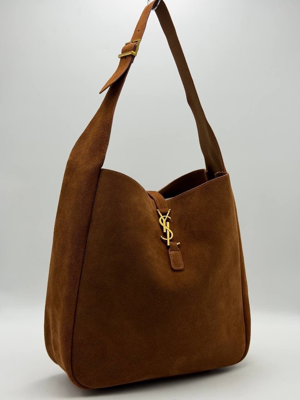 кожаная сумка-хобо le 5 à 7 saint laurent коричневый,женская замшевая сумка yves saint laurent 37x29 см,сумка замшевая,сумка yves saint laurent натуральная замша,сумка замшевая коричневая