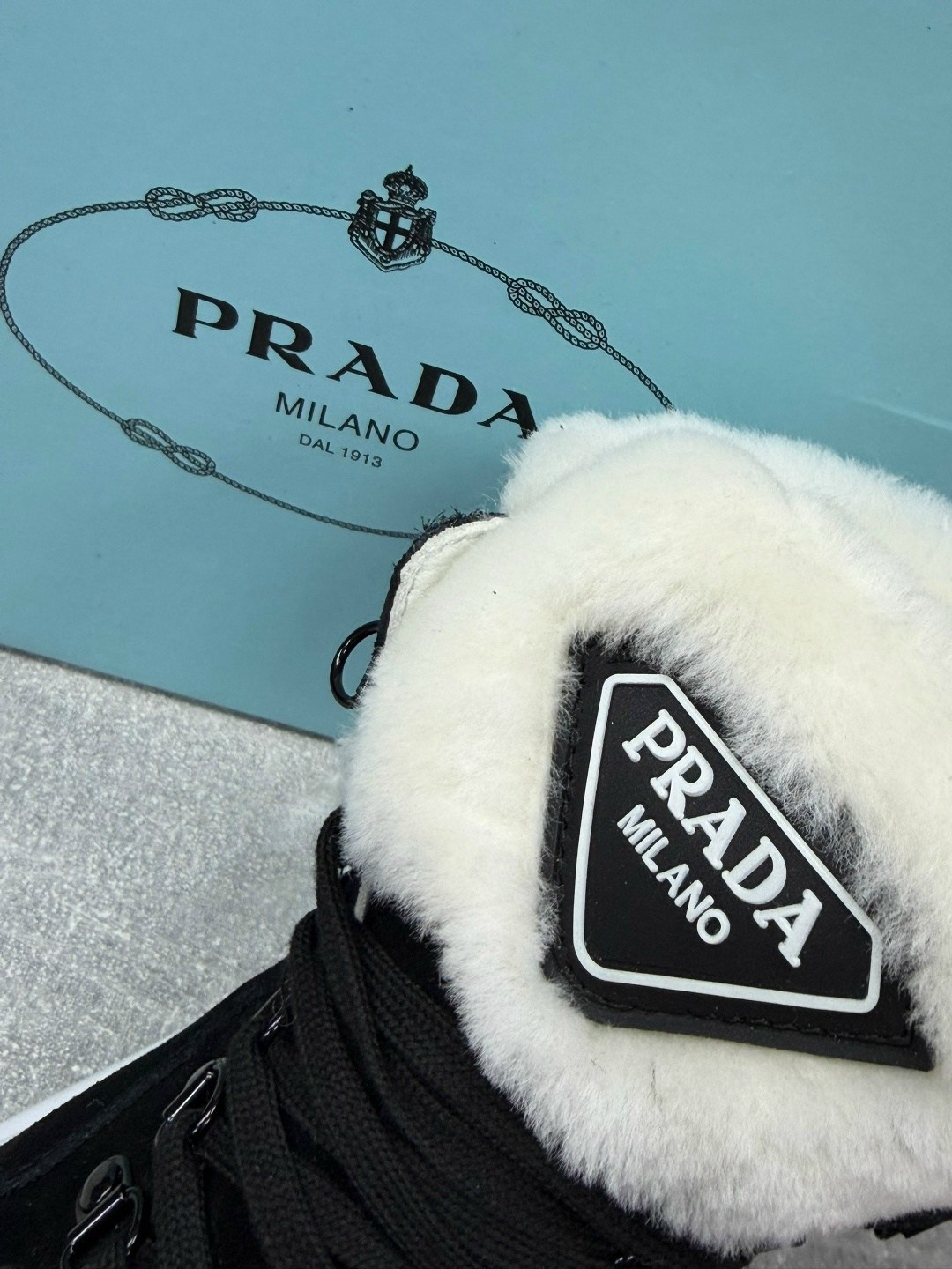 зимние замшевые женские кеды prada бежевые с мехом,,зимние кроссовки женские,зимние кроссовки,ботинки зимние женские