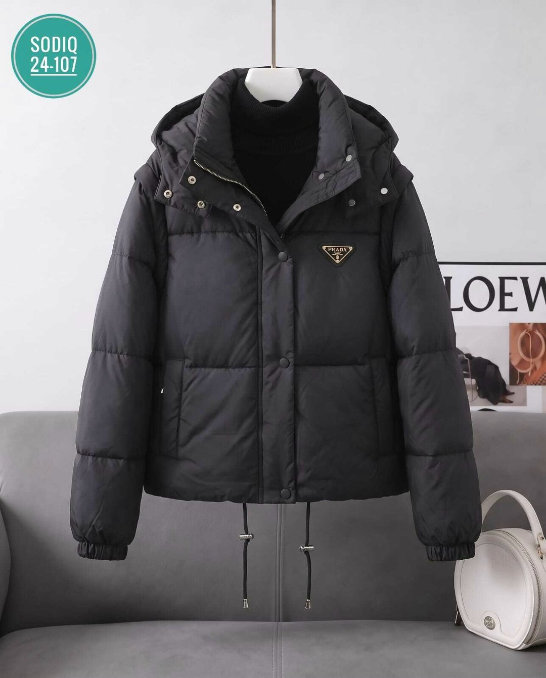 короткий женский белый пуховик с капюшоном prada,пуховик prada,женские пуховики,зимние куртки,женская куртка