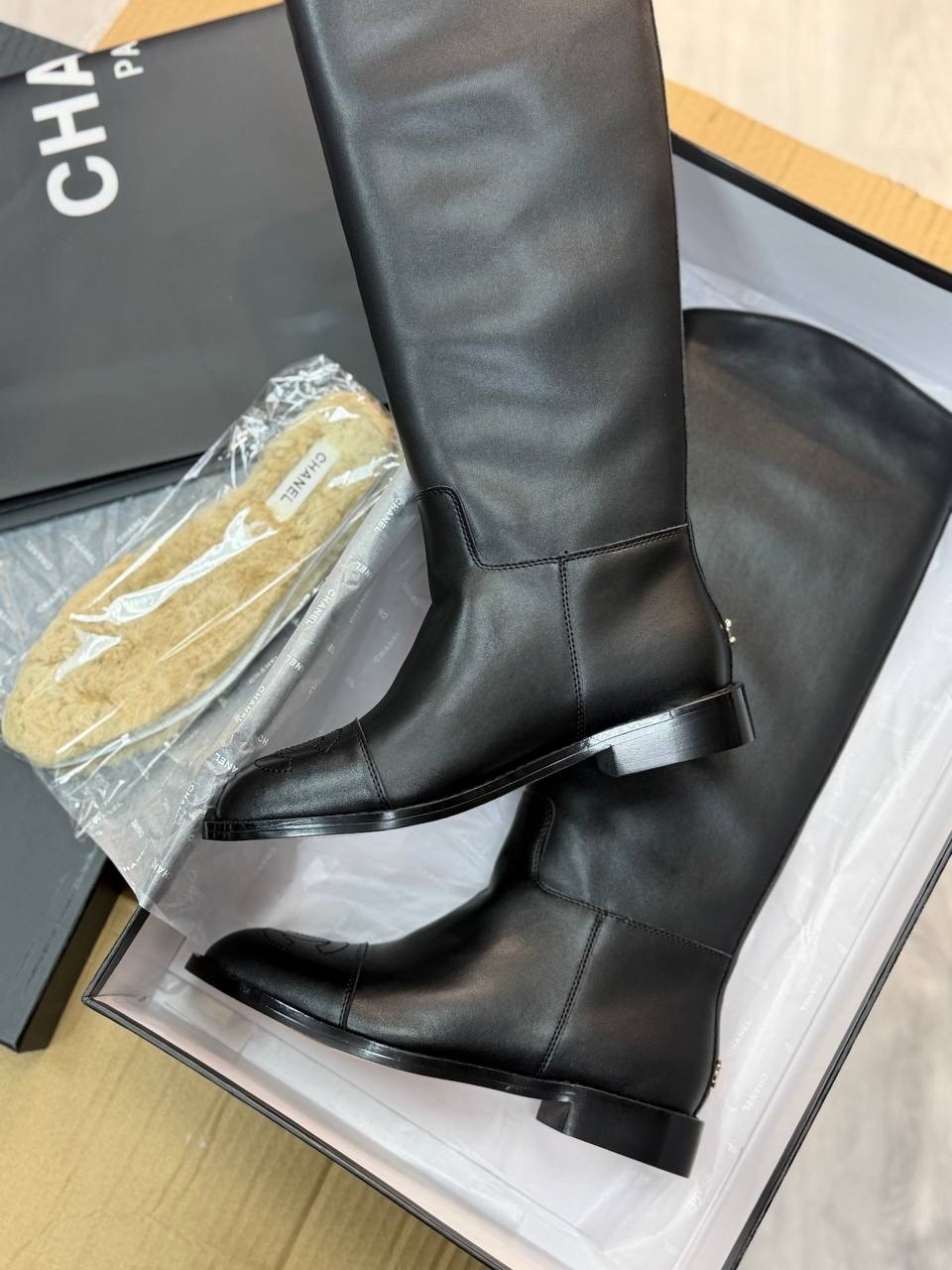 сапоги chanel,сапоги шанель,женские осенние сапоги chanel 2026 черные кожаные гладкие,chanel сапоги женские,сапоги кожаные chanel