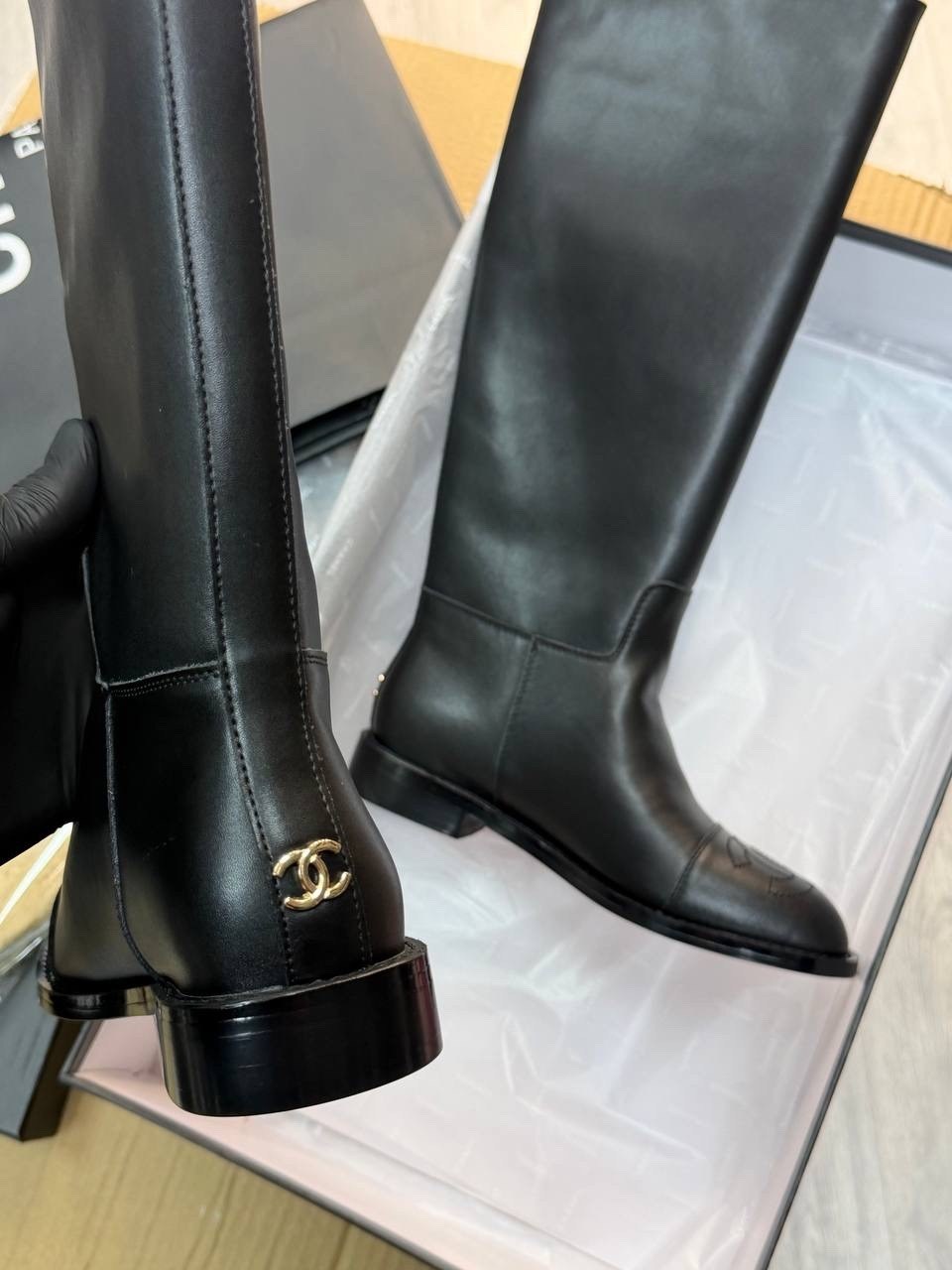 сапоги chanel,сапоги шанель,женские осенние сапоги chanel 2026 черные кожаные гладкие,chanel сапоги женские,сапоги кожаные chanel