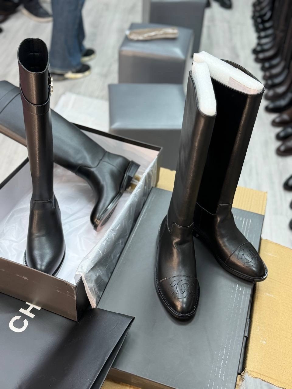 сапоги chanel,сапоги шанель,женские осенние сапоги chanel 2026 черные кожаные гладкие,chanel сапоги женские,сапоги кожаные chanel
