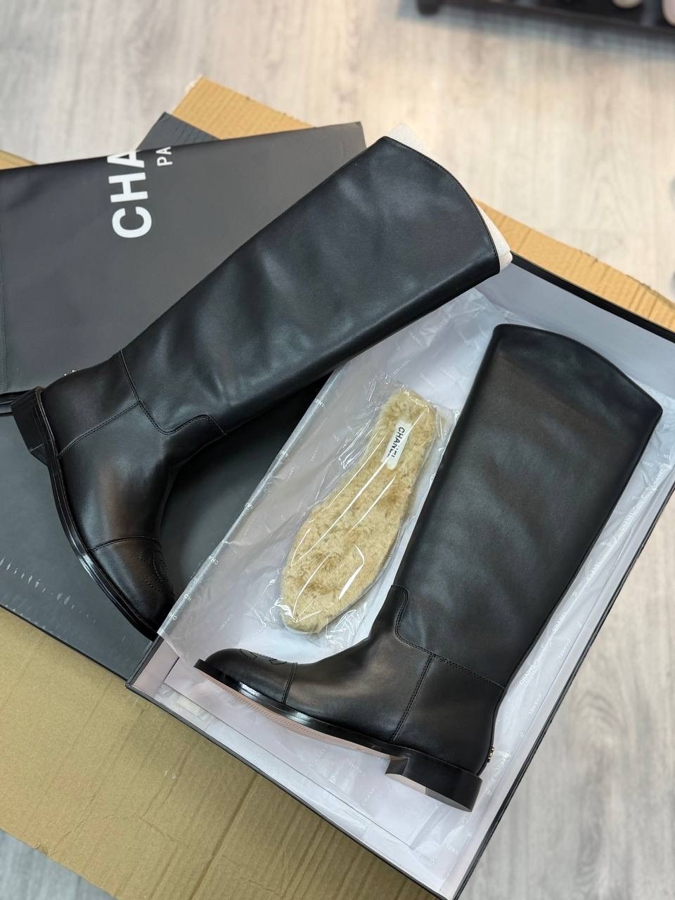 сапоги chanel,сапоги шанель,женские осенние сапоги chanel 2026 черные кожаные гладкие,chanel сапоги женские,сапоги кожаные chanel