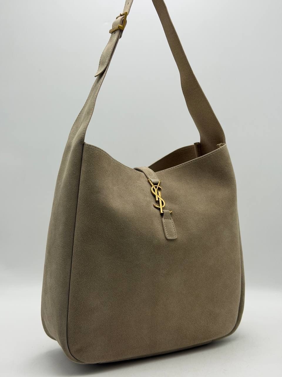 кожаная сумка-хобо le 5 à 7 saint laurent коричневый,женская замшевая сумка yves saint laurent 37x29 см,сумка замшевая,сумка yves saint laurent натуральная замша,сумка замшевая коричневая