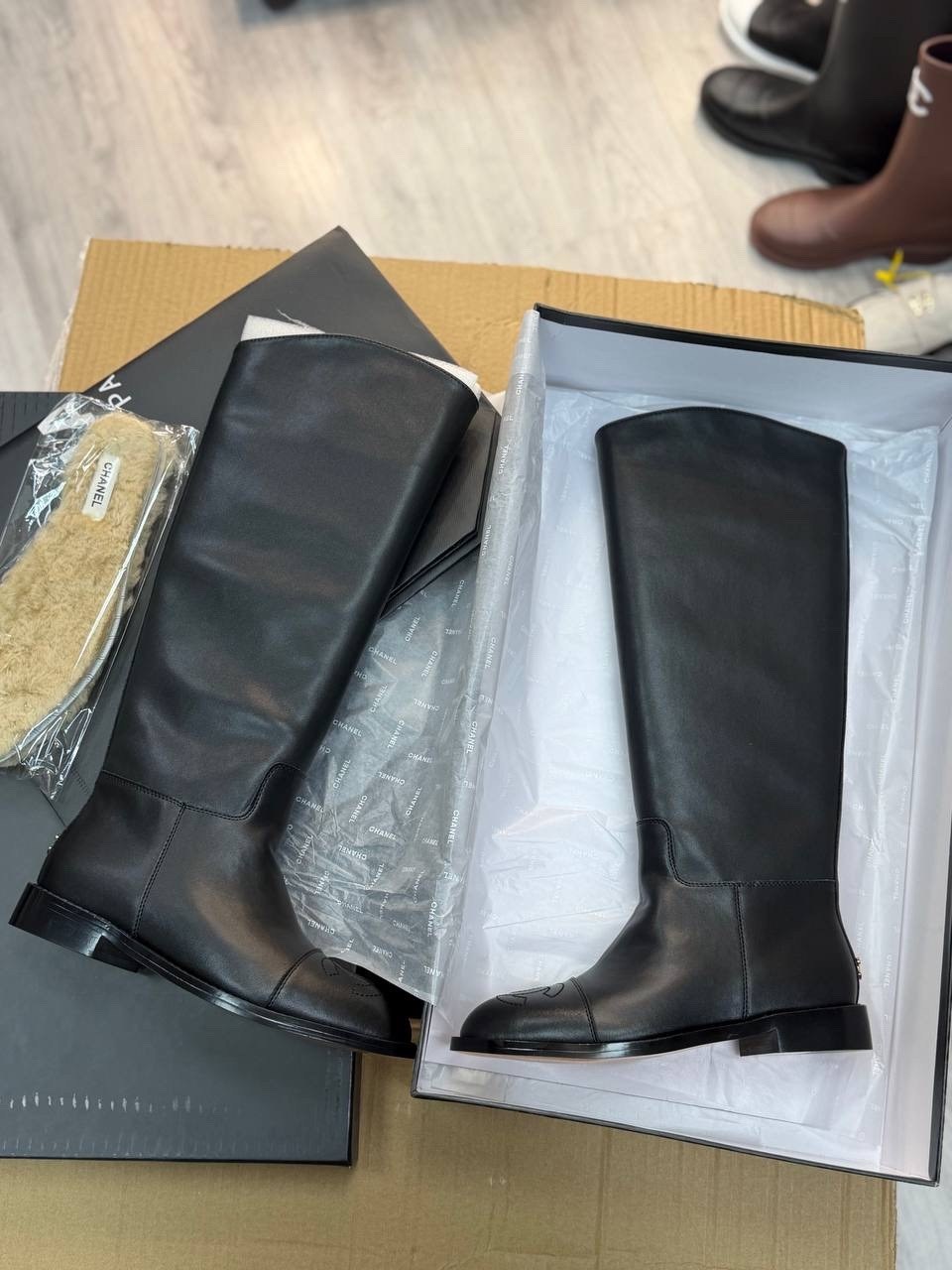 сапоги chanel,сапоги шанель,женские осенние сапоги chanel 2026 черные кожаные гладкие,chanel сапоги женские,сапоги кожаные chanel