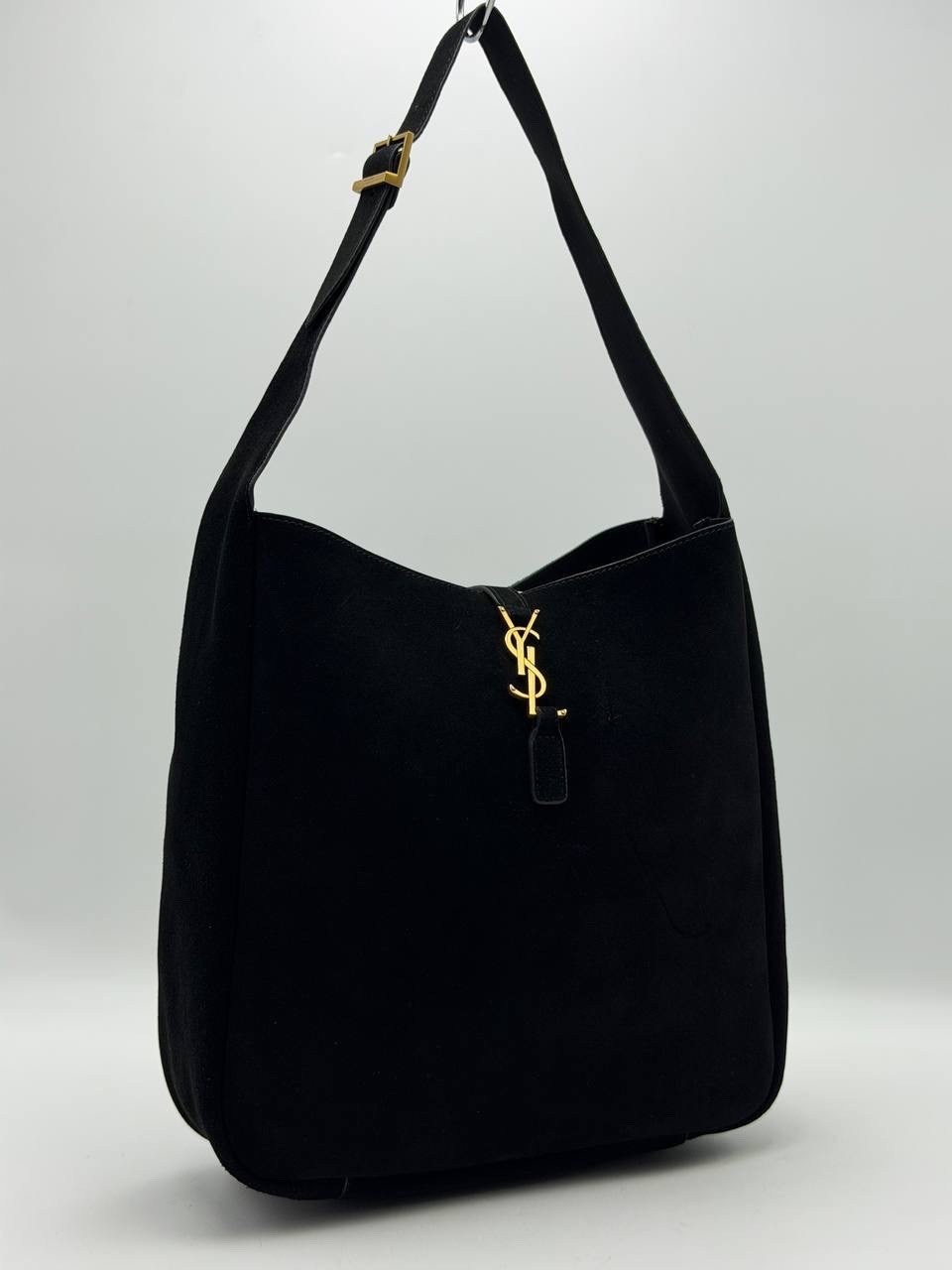 кожаная сумка-хобо le 5 à 7 saint laurent коричневый,женская замшевая сумка yves saint laurent 37x29 см,сумка замшевая,сумка yves saint laurent натуральная замша,сумка замшевая коричневая