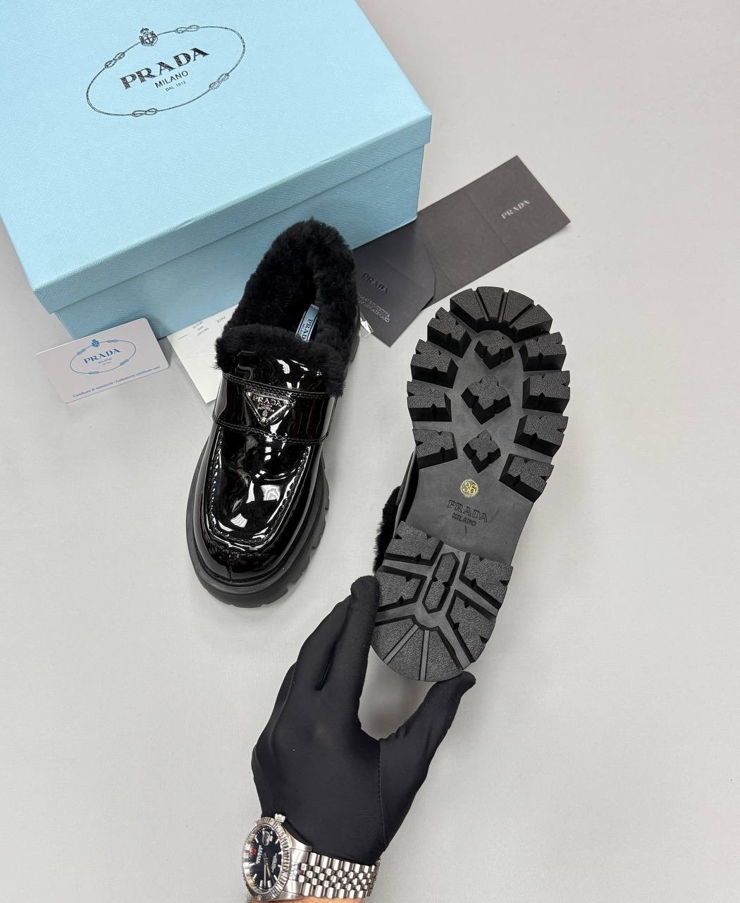 ,prada лоферы,прада лоферы,зимние кожаные черные лоферы prada brushed с мехом,женская