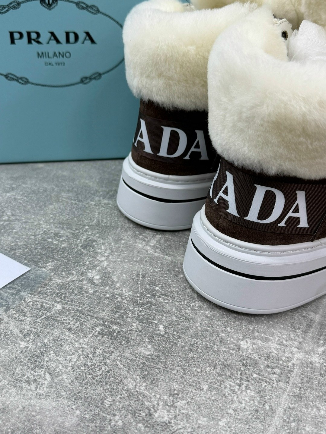 зимние замшевые женские кеды prada бежевые с мехом,,зимние кроссовки женские,зимние кроссовки,ботинки зимние женские