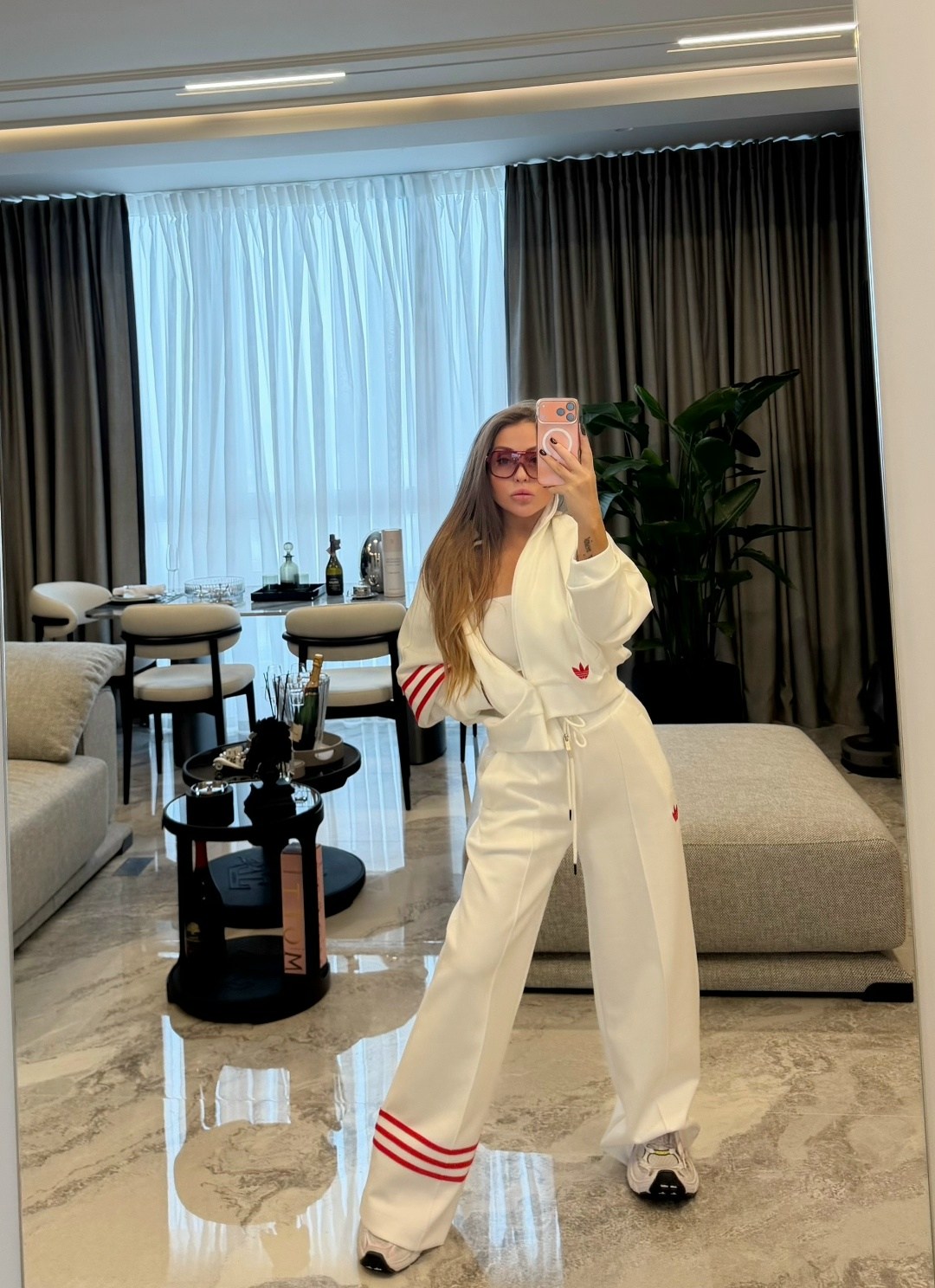 белый спортивный костюм в стиле celine,костюм спортивный женский,стильные костюмы,спортивный костюм стильный,костюм спортивный
