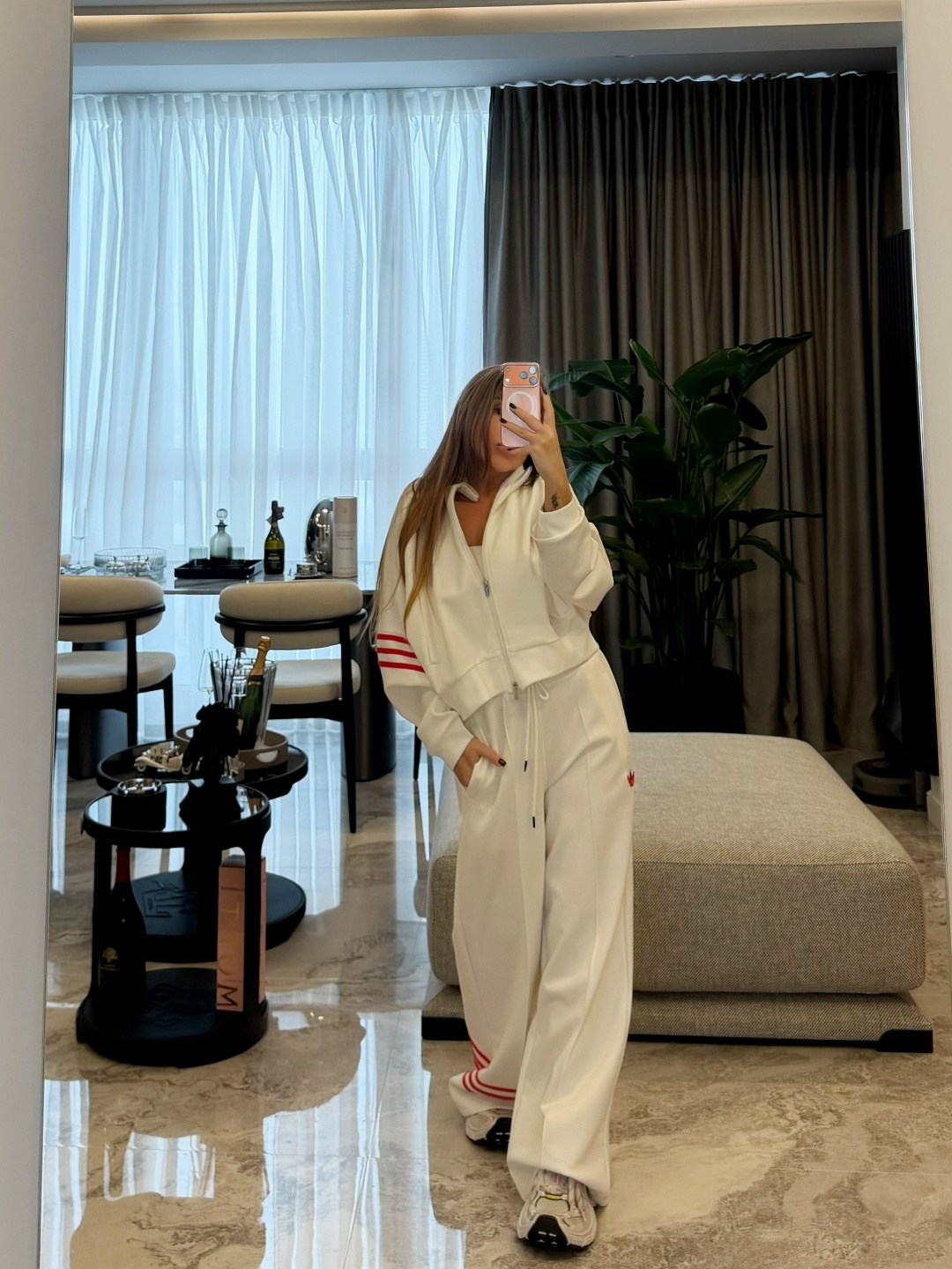 белый спортивный костюм в стиле celine,костюм спортивный женский,стильные костюмы,спортивный костюм стильный,костюм спортивный