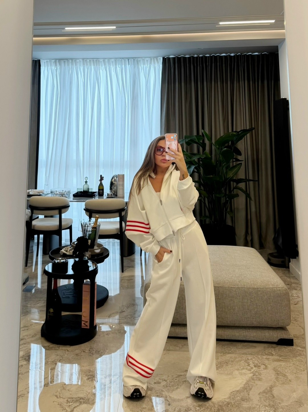белый спортивный костюм в стиле celine,костюм спортивный женский,стильные костюмы,спортивный костюм стильный,костюм спортивный