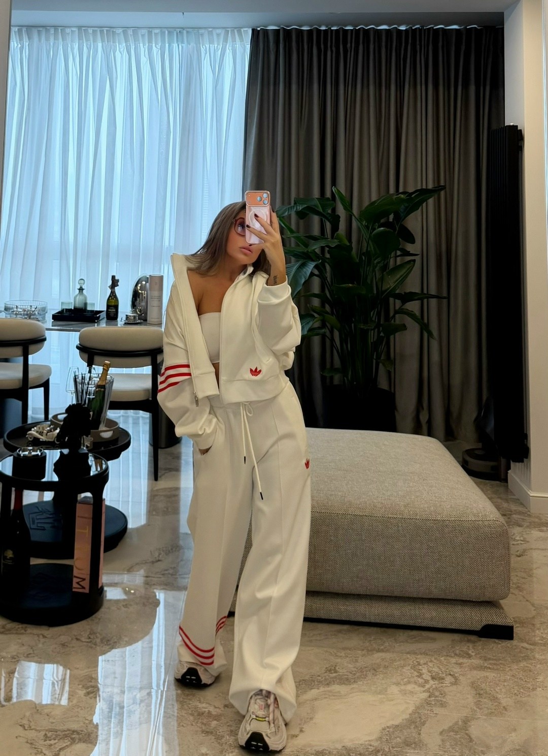 белый спортивный костюм в стиле celine,костюм спортивный женский,стильные костюмы,спортивный костюм стильный,костюм спортивный