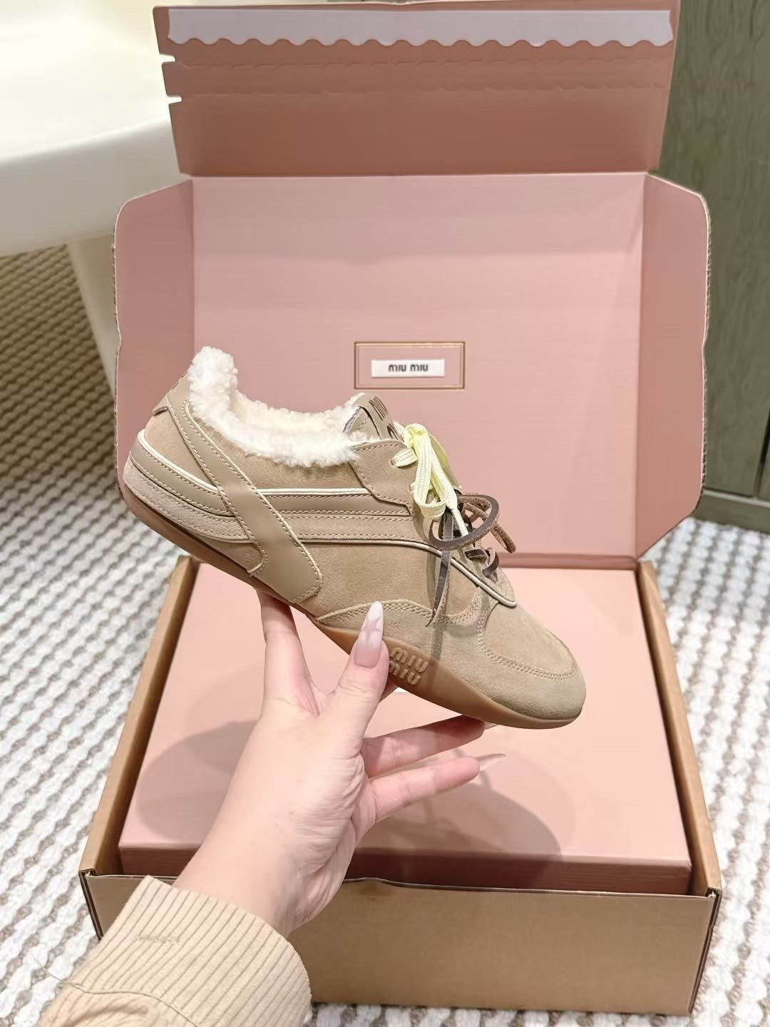 miu miu кроссовки женские,кроссовки miu miu,new balance miu miu кроссовки,кроссовки miu,женские замшевые бежевые кроссовки miu miu new balance с мехом