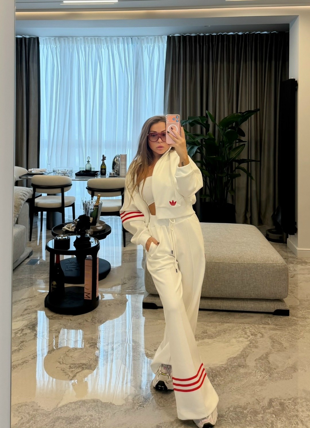 белый спортивный костюм в стиле celine,костюм спортивный женский,стильные костюмы,спортивный костюм стильный,костюм спортивный