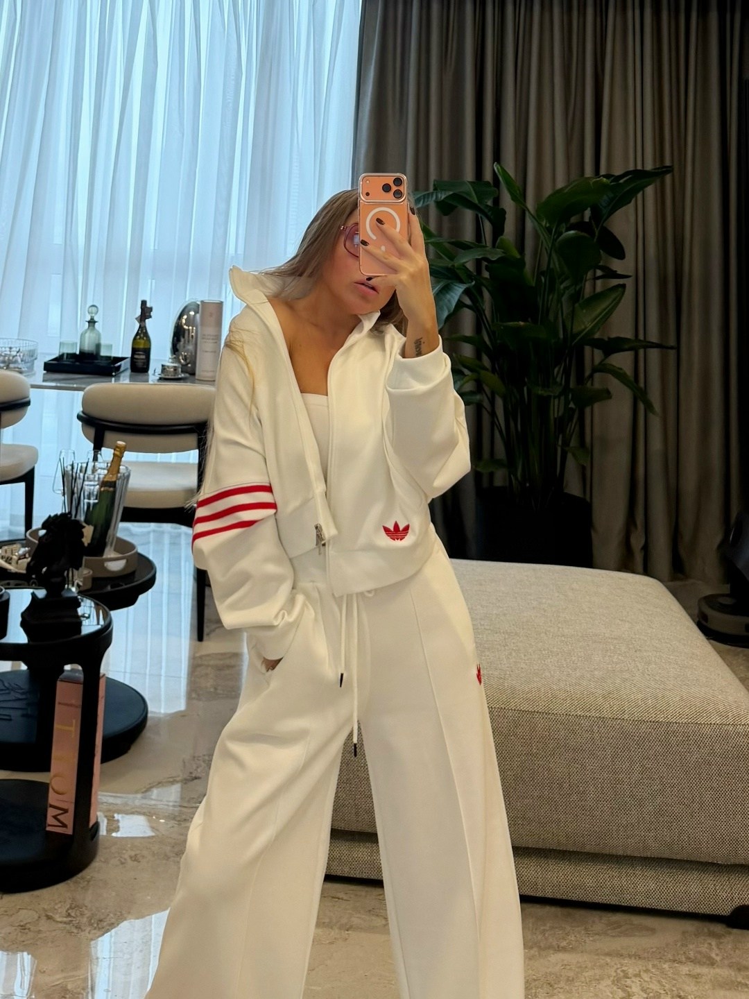 белый спортивный костюм в стиле celine,костюм спортивный женский,стильные костюмы,спортивный костюм стильный,костюм спортивный
