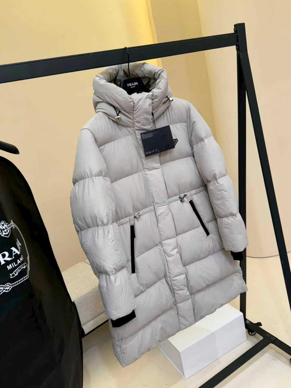 пуховик prada,мужской пуховик prada logo-plaque - beige,пуховик prada зимняя женская теплая куртка,куртка с пуховым наполнителем prada,пуховик prada женский