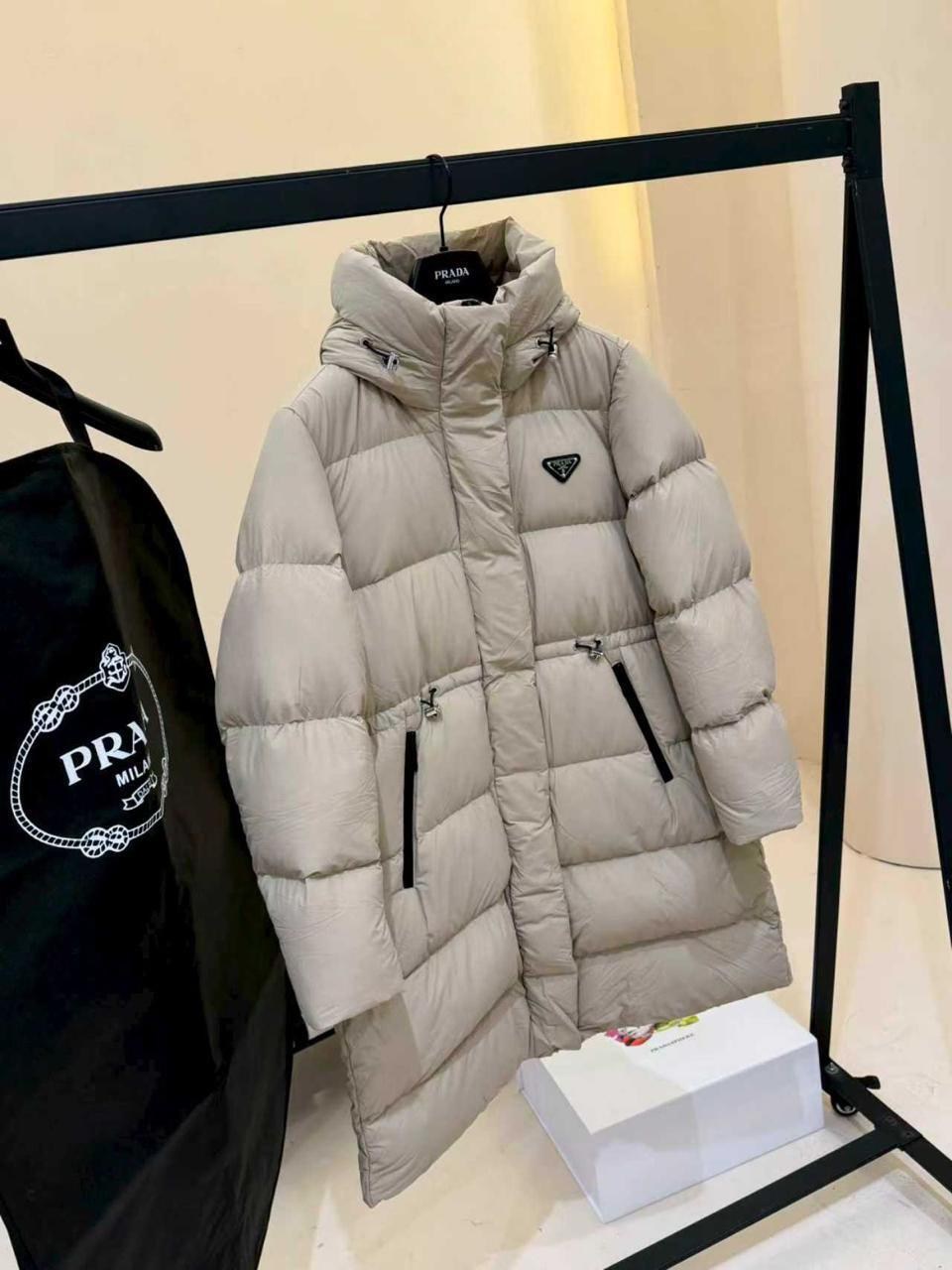 пуховик prada,мужской пуховик prada logo-plaque - beige,пуховик prada зимняя женская теплая куртка,куртка с пуховым наполнителем prada,пуховик prada женский