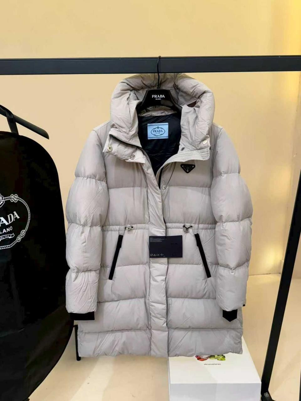 пуховик prada,мужской пуховик prada logo-plaque - beige,пуховик prada зимняя женская теплая куртка,куртка с пуховым наполнителем prada,пуховик prada женский