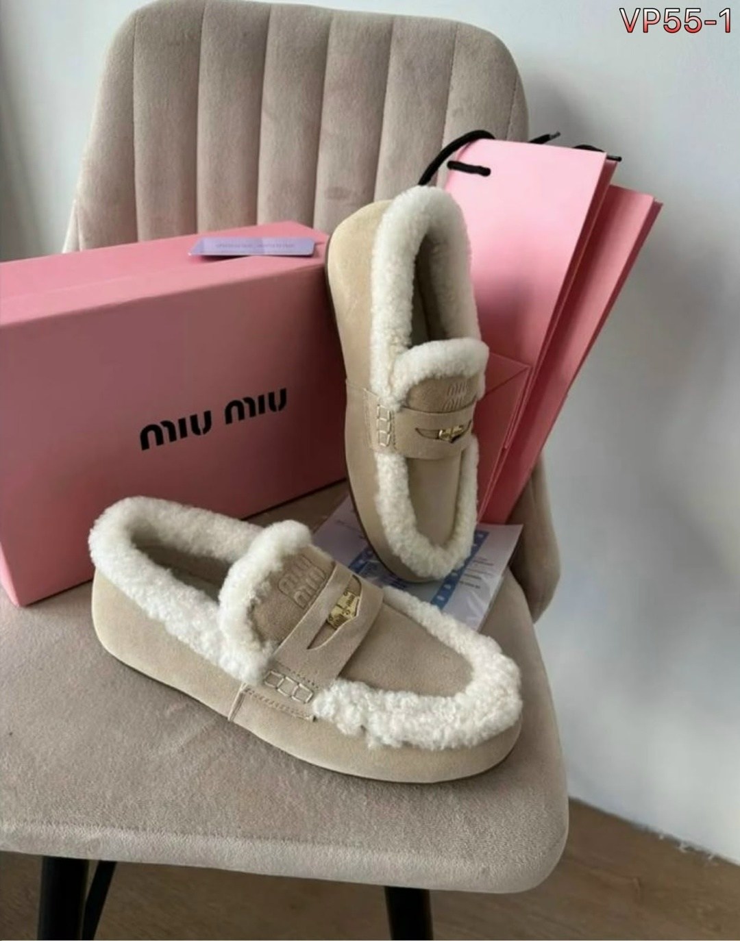 лоферы miu miu,женские лоферы с мехом miu miu,зимние мокасины miu miu с меховой отделкой,мокасины на меху miu miu,зимние замшевые женские лоферы miu miu