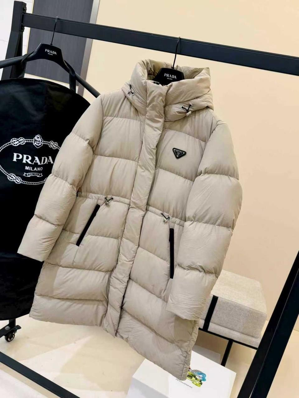 пуховик prada,мужской пуховик prada logo-plaque - beige,пуховик prada зимняя женская теплая куртка,куртка с пуховым наполнителем prada,пуховик prada женский
