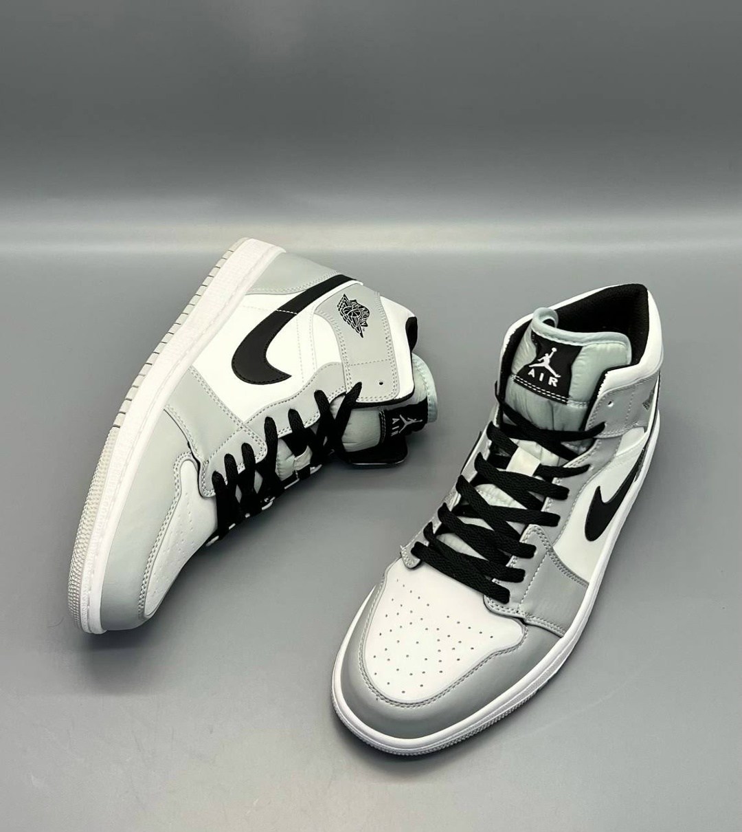 nike air jordan 1 mid,air jordan 1 mid light smoke grey,nike air jordan 1 mid se,nike air jordan 1,air jordan 1 mid
