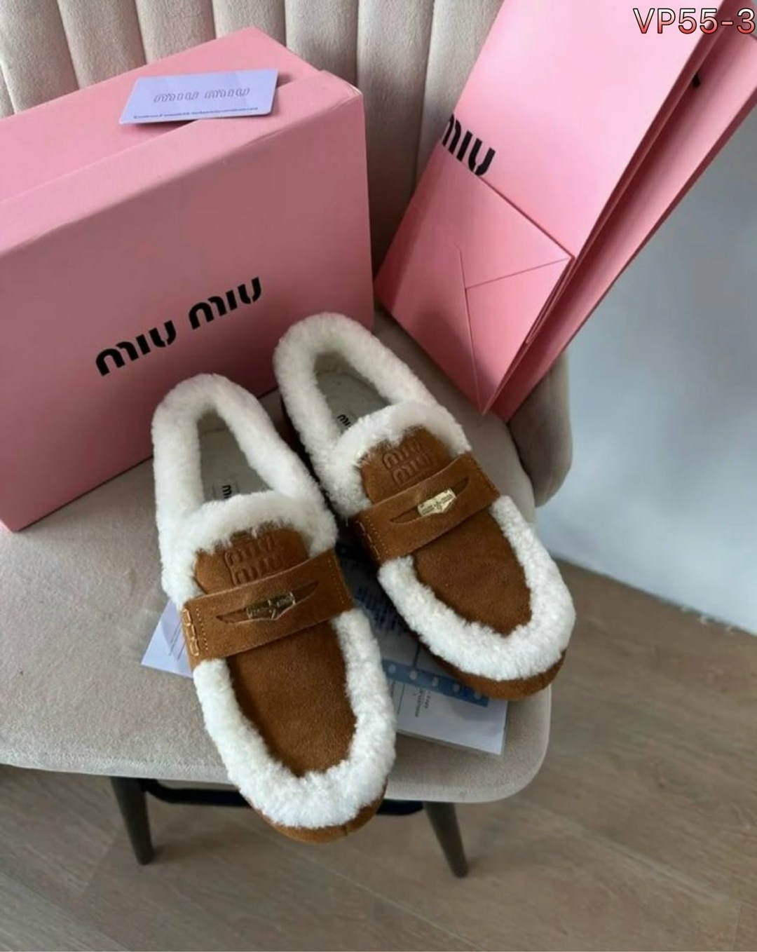 лоферы miu miu,женские лоферы с мехом miu miu,зимние мокасины miu miu с меховой отделкой,мокасины на меху miu miu,зимние замшевые женские лоферы miu miu