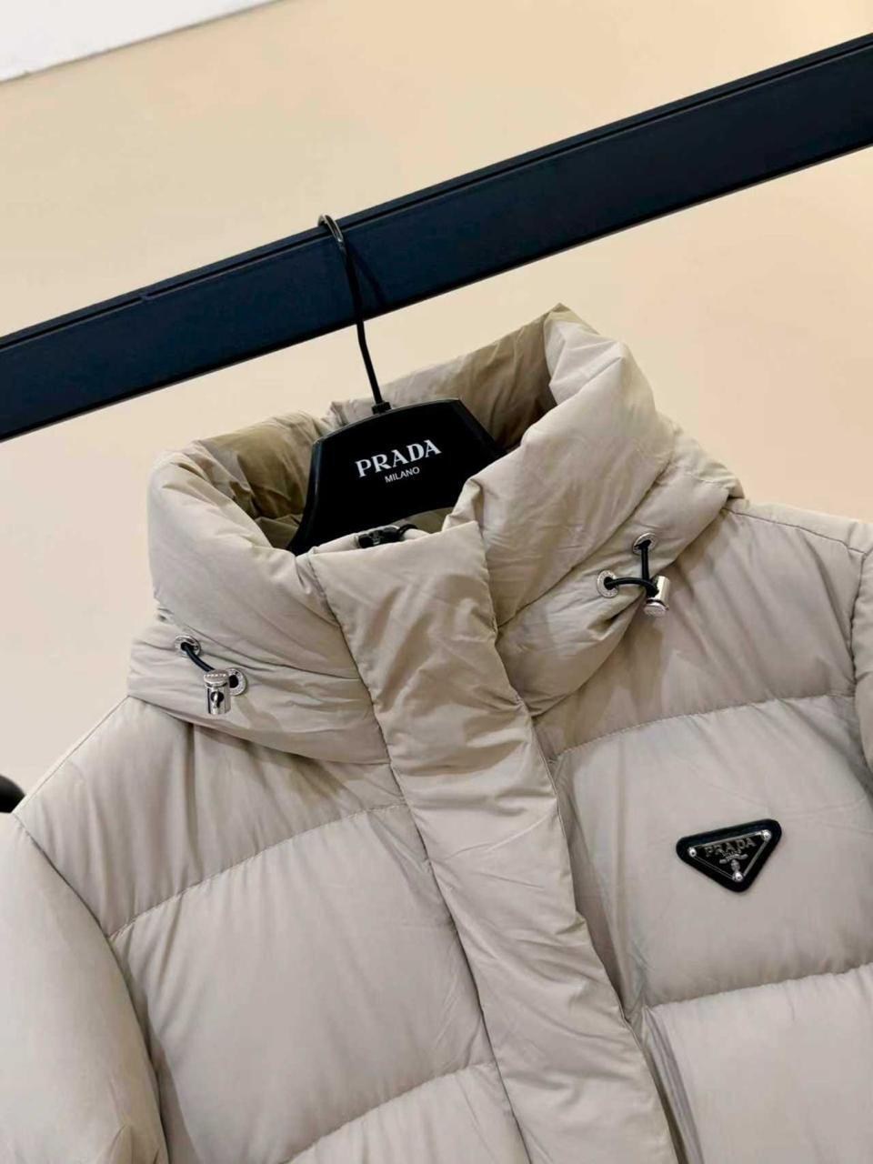пуховик prada,мужской пуховик prada logo-plaque - beige,пуховик prada зимняя женская теплая куртка,куртка с пуховым наполнителем prada,пуховик prada женский