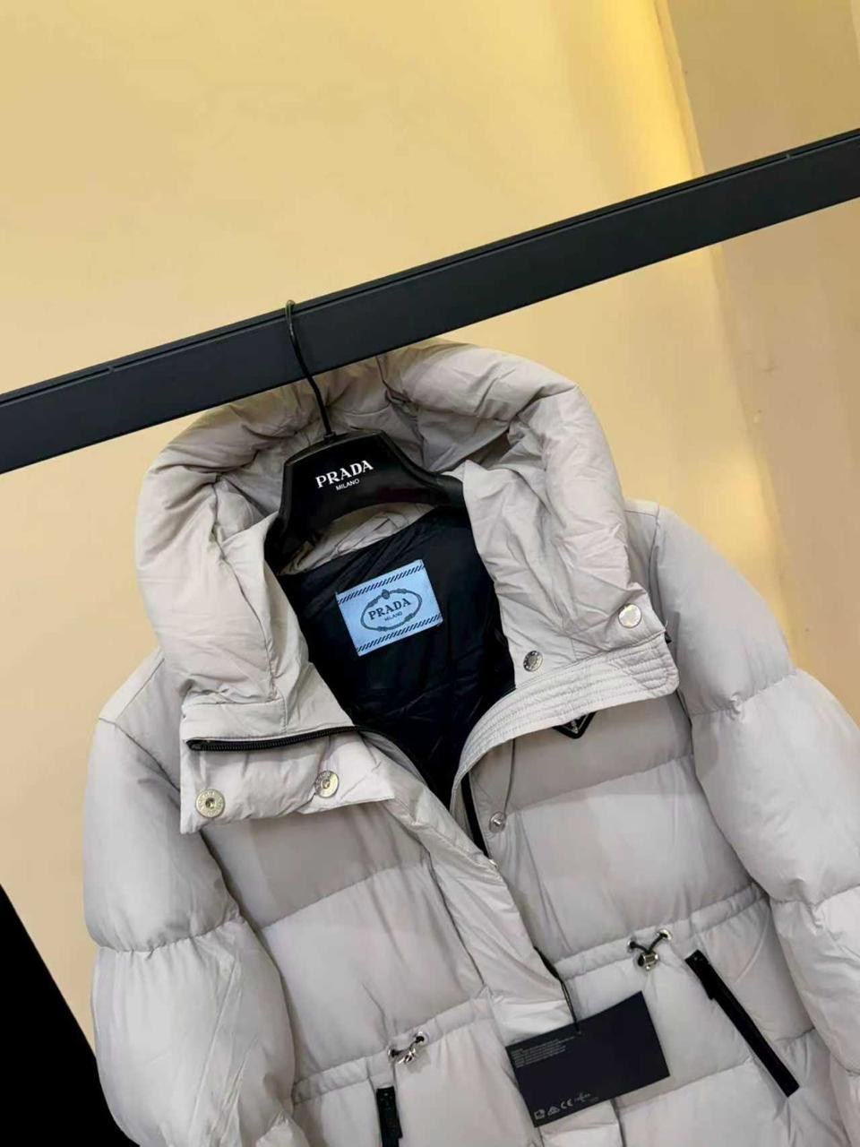 пуховик prada,мужской пуховик prada logo-plaque - beige,пуховик prada зимняя женская теплая куртка,куртка с пуховым наполнителем prada,пуховик prada женский