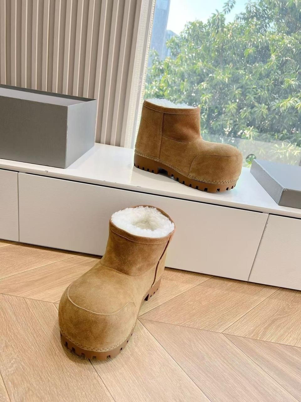 угги сапоги зимние balenciaga alaska 36-41,сапоги зимние balenciaga alaska,женские замшевые укороченные сапоги balenciaga alaska fur bootie белые на меху,,угги balenciaga alaska boots