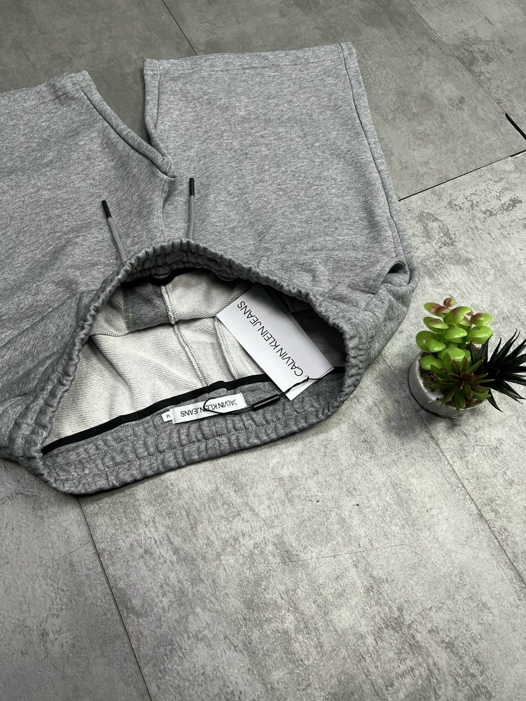 спортивные брюки свободного кроя calvin klein черный,мужские спортивные брюки calvin klein,брюки спортивные calvin klein,шорты мужские,шорты мужские черные