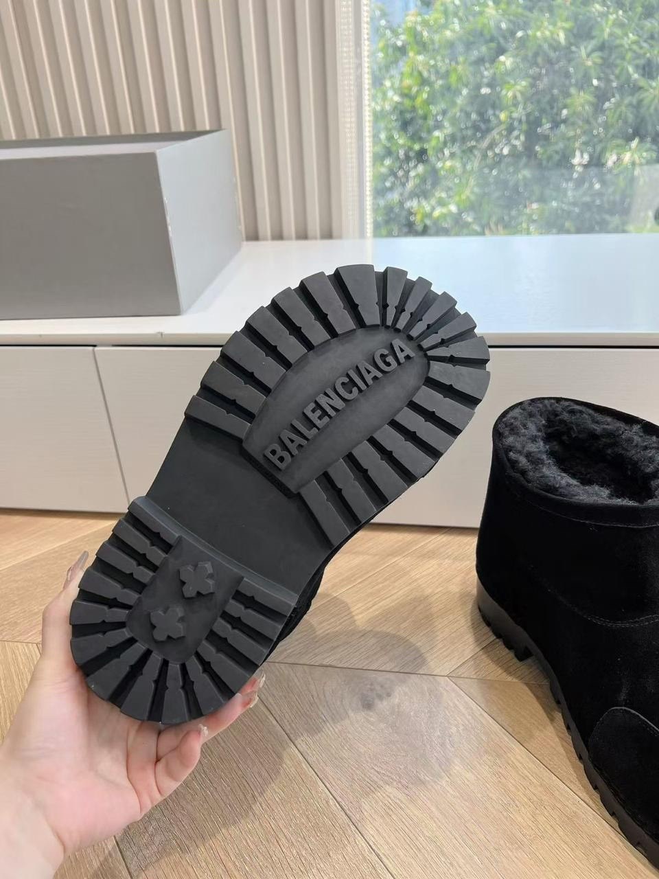 угги сапоги зимние balenciaga alaska 36-41,сапоги зимние balenciaga alaska,женские замшевые укороченные сапоги balenciaga alaska fur bootie белые на меху,,угги balenciaga alaska boots