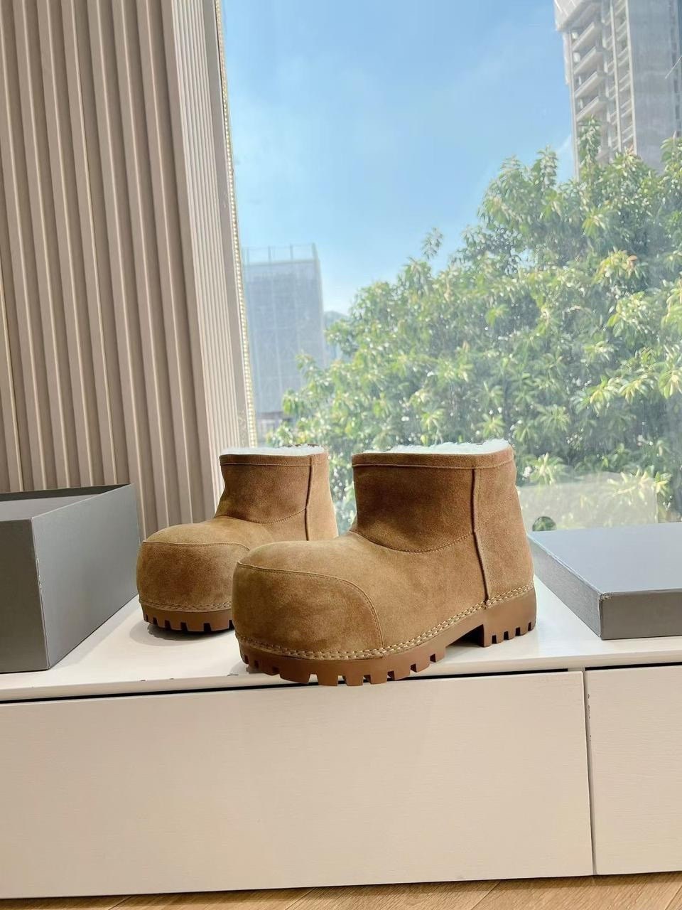 угги сапоги зимние balenciaga alaska 36-41,сапоги зимние balenciaga alaska,женские замшевые укороченные сапоги balenciaga alaska fur bootie белые на меху,,угги balenciaga alaska boots