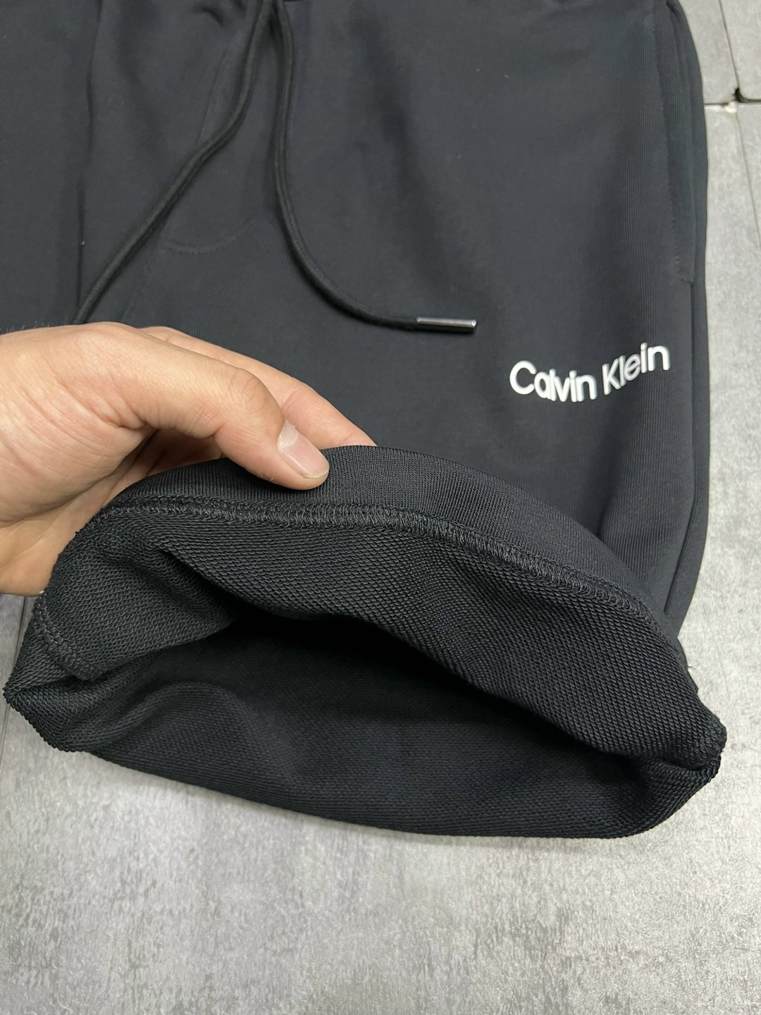 спортивные брюки свободного кроя calvin klein черный,мужские спортивные брюки calvin klein,брюки спортивные calvin klein,шорты мужские,шорты мужские черные