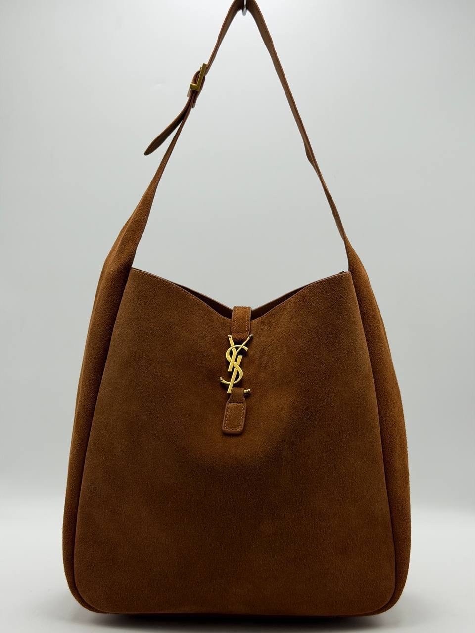 женская замшевая сумка yves saint laurent 37x29 см,кожаная сумка-хобо le 5 à 7 saint laurent коричневый,сумка yves saint laurent натуральная замша,сумка замшевая,yves saint laurent сумка замшевая